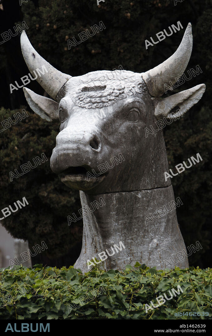 MUSEO NACIONAL ROMANO (MUSEO NAZIONALE ROMANO). Detalle de una escultura con cabeza de toro en el claustro de Miguel Angel (siglo XVI), en las Termas de Diocleciano, una de las sedes del museo. ROMA. Italia.