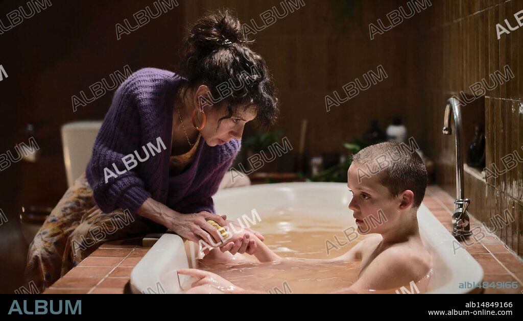 JONAH WREN PHILLIPS et SALLY HAWKINS dans SUBSTITUTION - BRING HER BACK, 2025 (BRING HER BACK), réalisé par DANNY PHILIPPOU et MICHAEL PHILIPPOU. Copyright A24 / Causeway Films.
