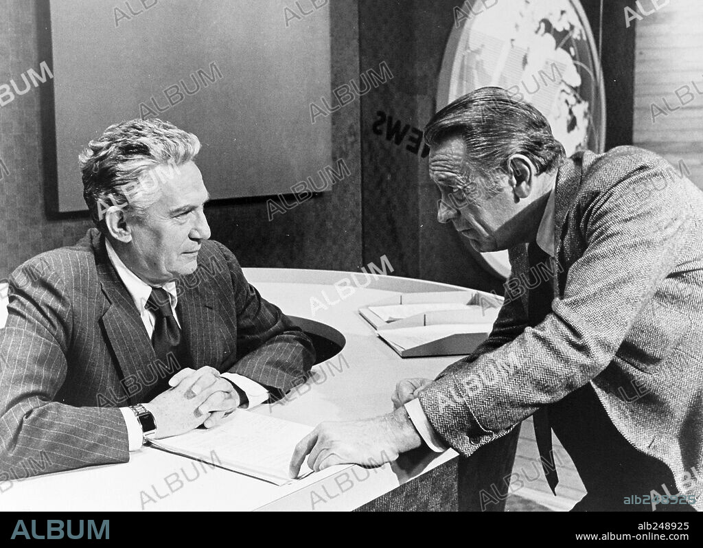 PETER FINCH et WILLIAM HOLDEN dans NETWORK - MAIN BASSE SUR LA TV, 1976 (NETWORK), réalisé par SIDNEY LUMET. Copyright UNITED ARTISTS.