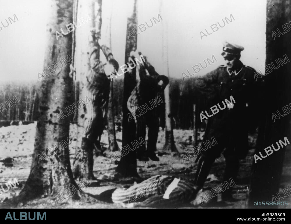 Nationalsozialismus:. Konzentrationslager. - KZ-Buchenwald: Bestrafung von Häftlingen mit "Baumhängen". (Am Boden liegend der Häftling Jack Werber, am vorderen Baum der Schriftsteller Karl Schnog, dahinter Otto Feuer, rechts ein Offizier der SS-Wachmannschaften (Sommer?).- Foto, 1941.