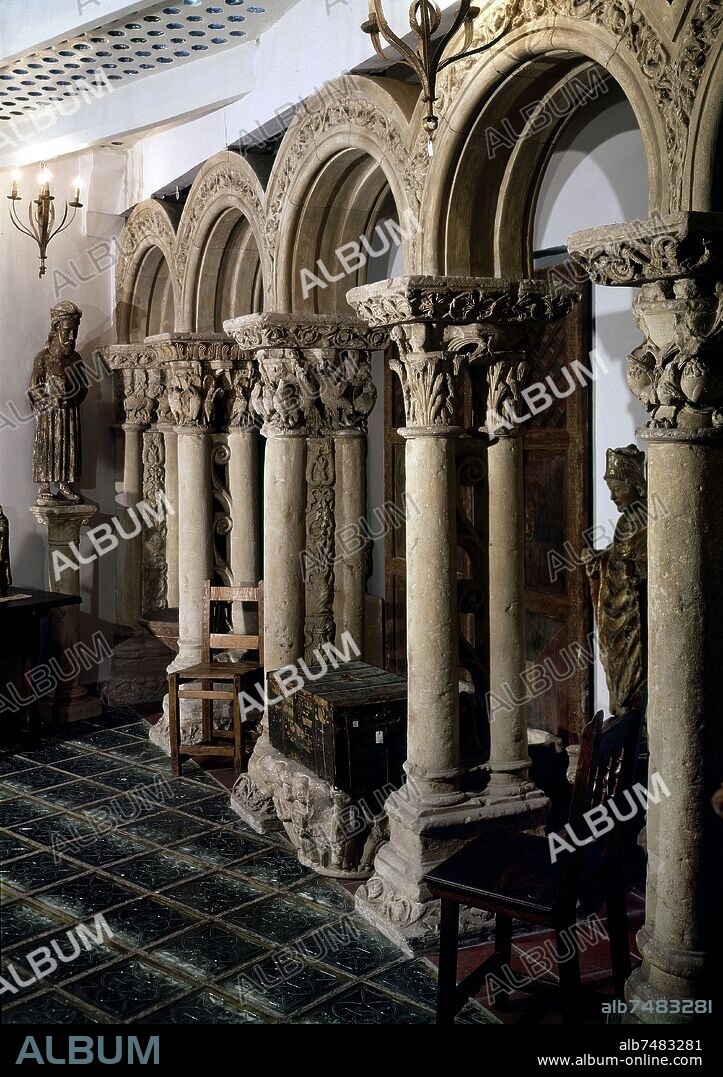 COLUMNAS PROCEDENTES DEL PRIMITIVO CLAUSTRO TARDOROMANICO SIGLO XII DE SAN JUAN DE BARBALOS  - SALAMANCA - DE LA ORDEN DEL HOSPITAL- FOTO AÑOS 60.