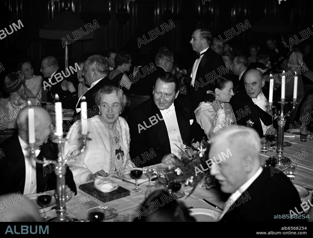 ARKIV 1941, Pauline Brunius, född Lindstedt (1881-1954), skådespelerska och teaterchef. 1926 övertog hon ledningen för Oscarsteatern tillsammans med Gösta Ekman och maken John W. Brunius. Bilden är tagen vid hennes 60-årsfest.. Pauline Brunius, swedish actor and theatre director celebrates her 60:th birthday.. Foto: TT Historical/1900. Scanpix Sweden.