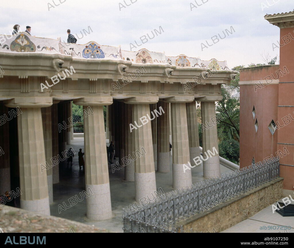 ANTONI GAUDÍ. COLUMNAS DORICAS QUE SOSTIENEN LA EXPLANADA JUNTO A LA VERJA DE LA CASA DE EUSEBIO GÜELL- 1900/1914.