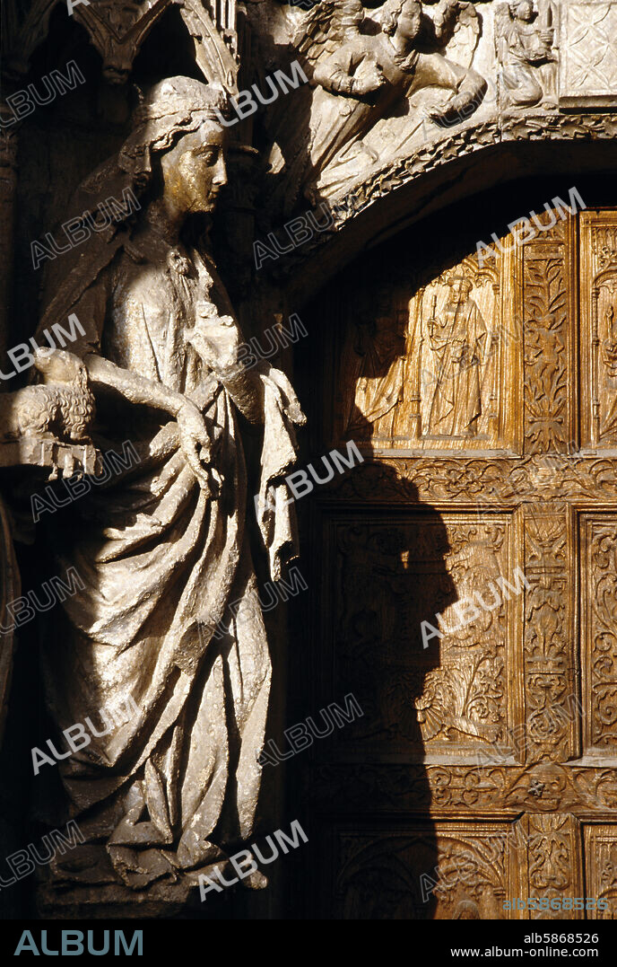 Catedral, detalle de portada (arquitectura gótica); Camino de Santiago.