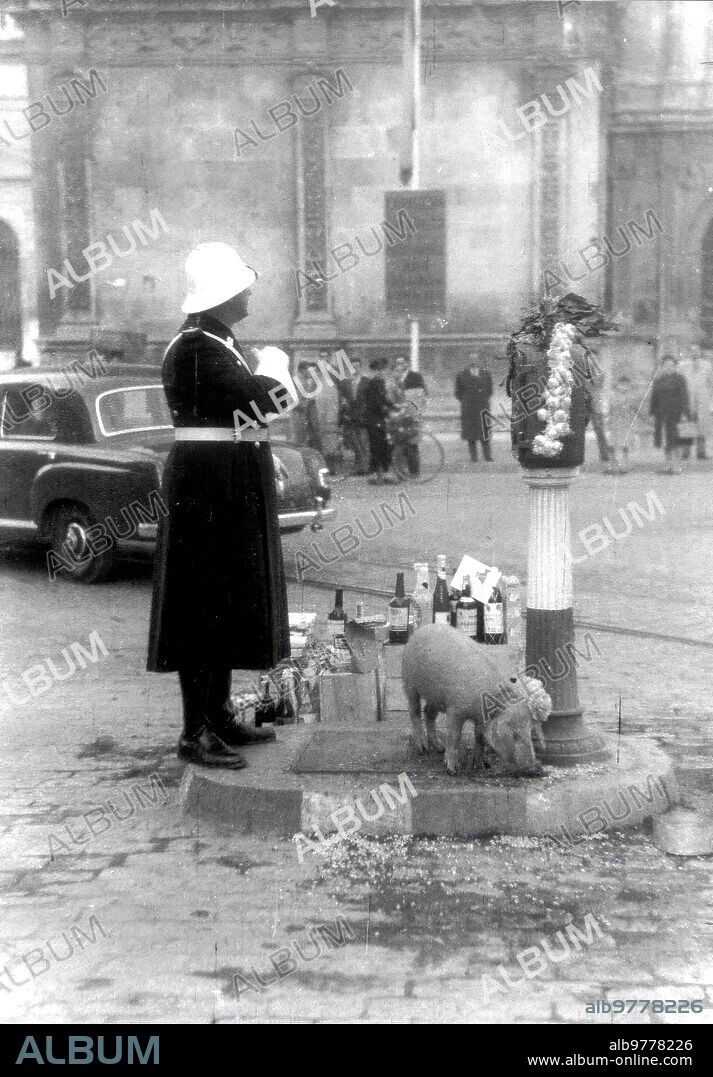 1950. The Cabecera traffic guard. He knew and helped the drivers, and they responded to him at Christmas by filling his small urban island with delicacies (1950s).