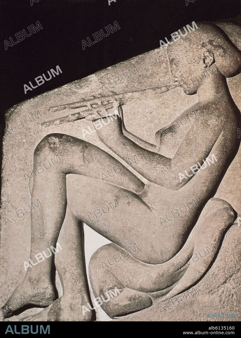 R- DETALLE DEL TRONO LUDOVISI FECHADO EN EL 450 AC - FLAUTISTA - BAJORRELIEVE EN MARMOL.