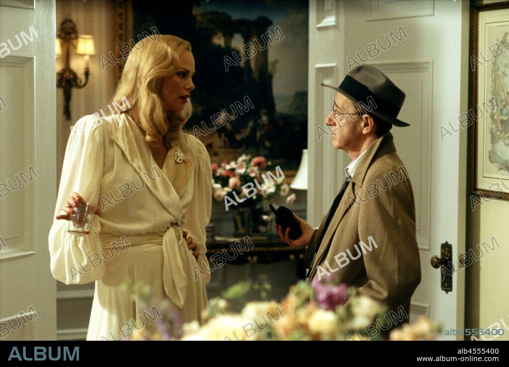 CHARLIZE THERON et WOODY ALLEN dans THE CURSE OF THE JADE SCORPION, 2001, réalisé par WOODY ALLEN. Copyright DREAMWORKS.