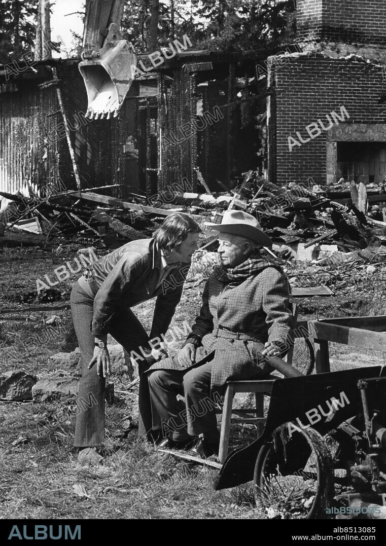 SJÖSALA 19720530 . Sven-Bertil Taube (t.v.) och Evert Taube bland ruinerna av deras sommarhus i Sjösala som ligger i Värmdö. Huset brändes ned 1969 av en pyroman.. Foto: Lars Nyberg / EXPRESSEN / SCANPIX / kod 34. ***OUT AFTONBLADET OCH PUNKT.SE OUT***.