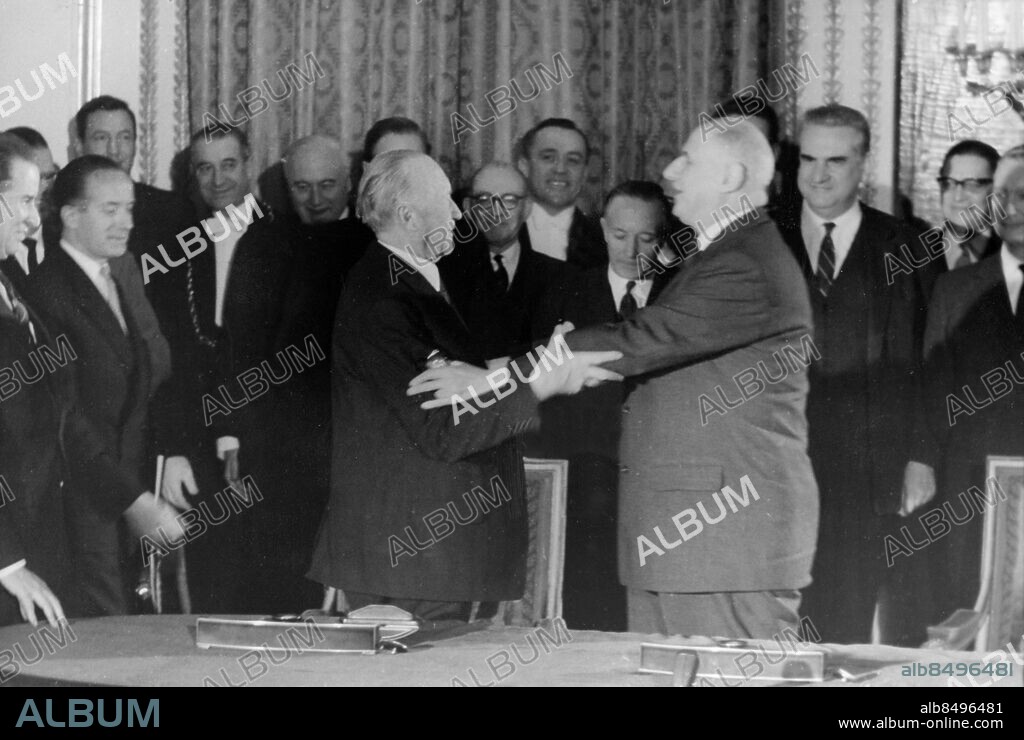 Orig. bildtext... LE GÉNÉRAL DE GAULLE ET LE CHANCELIER ADENAUER ALLAIENT SE DONNER L'ACCOLADE. C'est dans le Salon Murat du Palais de l'Elysée que le Génénral de Gaulle et le Chancelier Adenauer ont signé le Traité de Cooperation Franco-Allemande. Aprés la signature du Traité, le Chancelier Adenauer (á g.) et le Général de Gaulle allaient se donner l'accolade, sous le regard de M. Christian Fouchet (á d.). Anm. Samarbete Omfamningar Kramar Se även BAG155 CD27.206.7 persons: Konrad Adenauer ;Charles de Gaulle ;Christian Fouchet sites: FRANKRIKE ;PARIS ;TYSKLAND*.