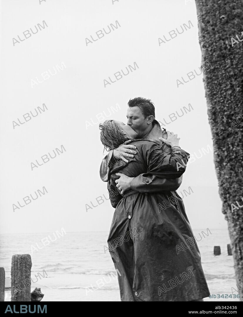 LAURENCE HARVEY and SIMONE SIGNORET in ROOM AT THE TOP, 1959, directed by JACK CLAYTON. Copyright ROMULUS/BRITISH LION.