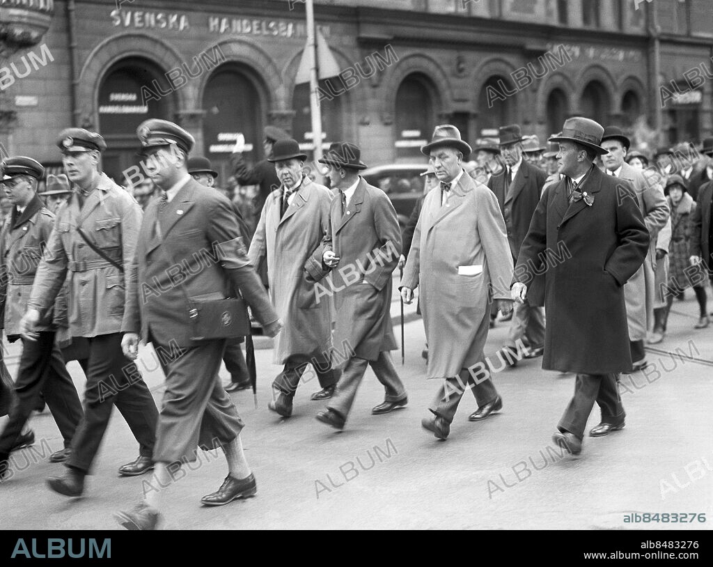 ARKIV 1933. Första maj-demonstration i Stockholm med bland annat Per Albin Hansson och Seth "Z" Höglund. Detta var ett år före införandet av förbud att använda uniformer vid politiska demonstrationer.. Demonstation at the first of may in Stockholm.. Foto: TT / Kod 1900.