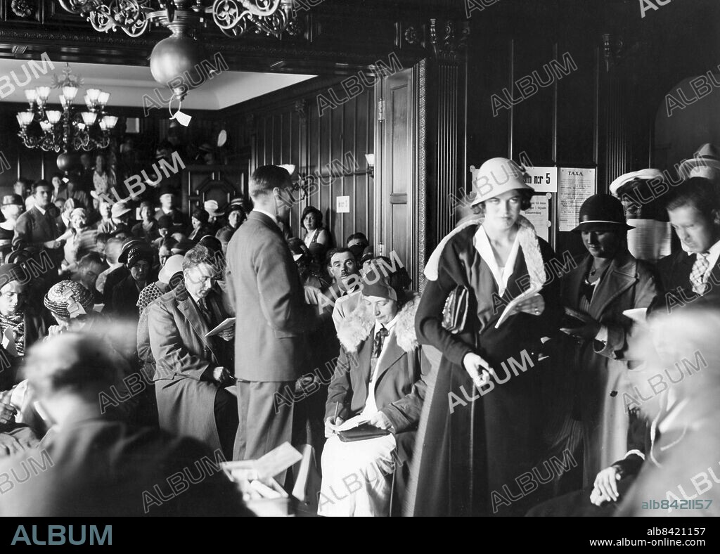 SEKLET-POLITIK-30      Svensken Ivar Kreuger ansågs vara ett av världens ledande affärsgenier. Han grundade Svenska Tändsticks Aktiebolaget 1912 som i slutet av 10-talet var en multinationell koncern. Sedan aktiemarknaden börjat svikta i oktober 1929 hamnade Kreugerkoncerne i trångmål. Ivar Kreuger hittades död, troligen självmord, den 12 mars 1932 i sin våning i Paris. Kreugerkraschen var ett faktum. Bilden visar Kreugers tillhörigheter på Villagatan 13 i Stockholm auktioneras bort efter hans död. Foto: TT Kod: 190/9909 COPYRIGHT SCANPIX SWEDEN.