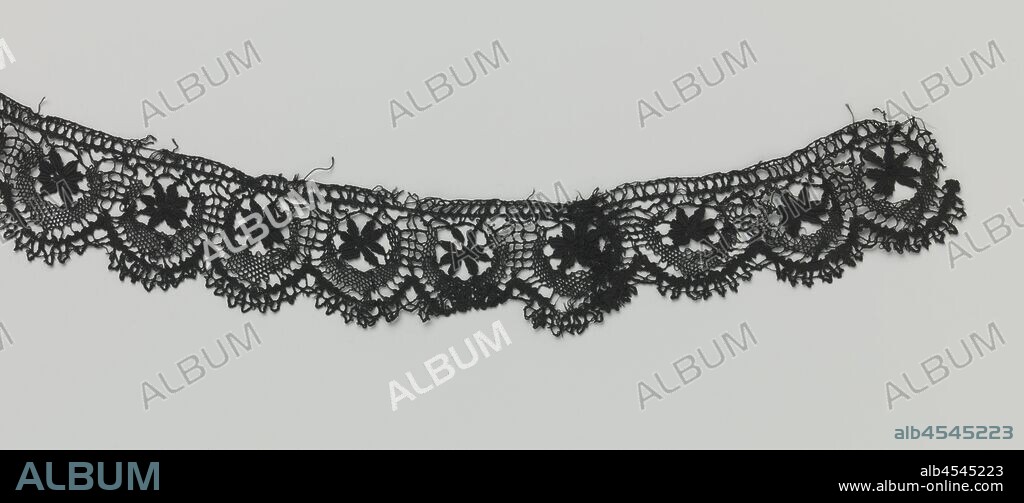 Strip bobbin lace with star and crescent, Black bobbin lace, Cluny lace. Symmetrical design with deep scallops and a braided ground. Each shell is filled with an eight-pointed star that is covered at the bottom by a crescent moon. The scallop edge is finished with bows and fine dots of coated pigtails. The top of the strip is finished straight., anonymous, Le Puy-en-Velay (possibly), c. 1900 - c. 1929, silk, Cluny lace, l 7 cm × w 68 cm ×, 4.5 cm.