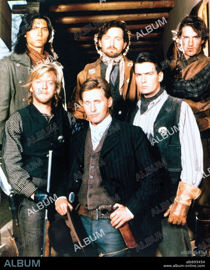 CHARLIE SHEEN, DERMOT MULRONEY, EMILIO ESTEVEZ, KIEFER SUTHERLAND and LOU DIAMOND PHILLIPS in YOUNG GUNS, 1988, directed by CHRISTOPHER CAIN. Copyright 20TH CENTURY FOX.