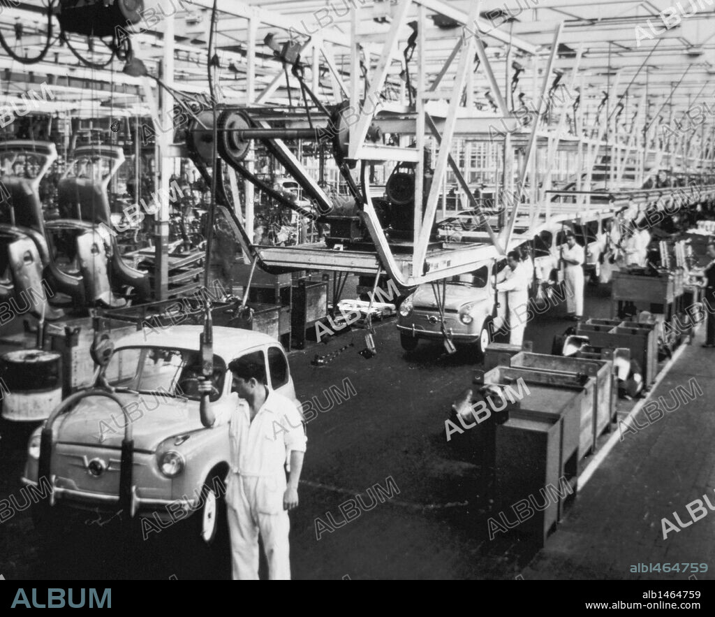 Cadena de montaje del Seat 600. Primeros años de la década de los sesenta. Factoría SEAT de la Zona Franca. Barcelona. Cataluña.