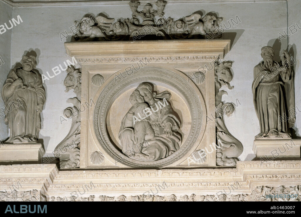 ARTE RENACIMIENTO. ESPAÑA. S. XVI. SILOE, Diego de (Burgos, 1495-Granada, 1563). Arquitecto y escultor español. "PORTADA DE LA SACRISTIA". Detalle de la cornisa sobre la que se apoya un tondo con relieves de la VIRGEN Y EL NIÑO y estatuas de SAN PEDRO Y SAN PABLO a los lados. Terminada por Siloé en 1534. CATEDRAL DE GRANADA. Andalucía.