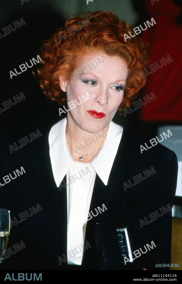 Elisabeth Volkmann, German actress and voice actress, presents her new skin care series "Hautfrühling" in Hamburg, Germany 1988. (original german headline: Elisabeth Volkmann).