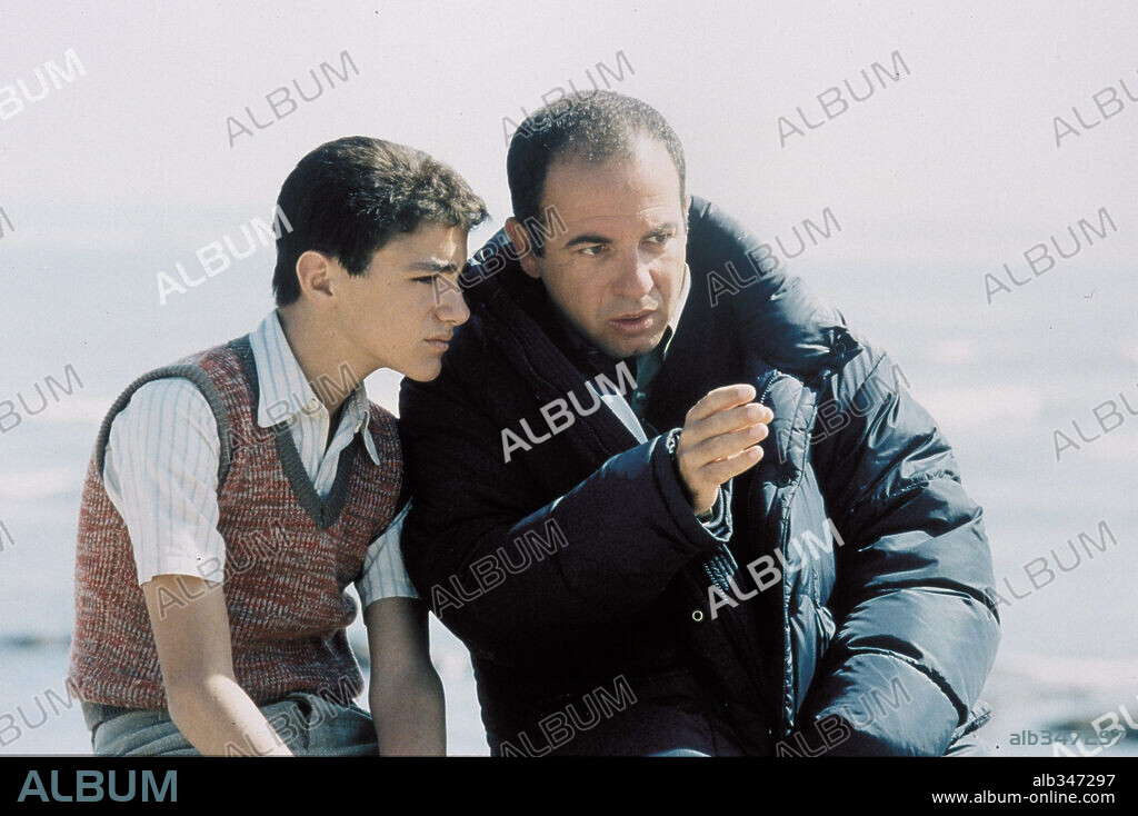 GIUSEPPE SULFARO et GIUSEPPE TORNATORE dans MALENA, 2000, réalisé par GIUSEPPE TORNATORE. Copyright MEDUSA FILM/MIRAMAX FILMS / CEVALLOS, FABIAN.