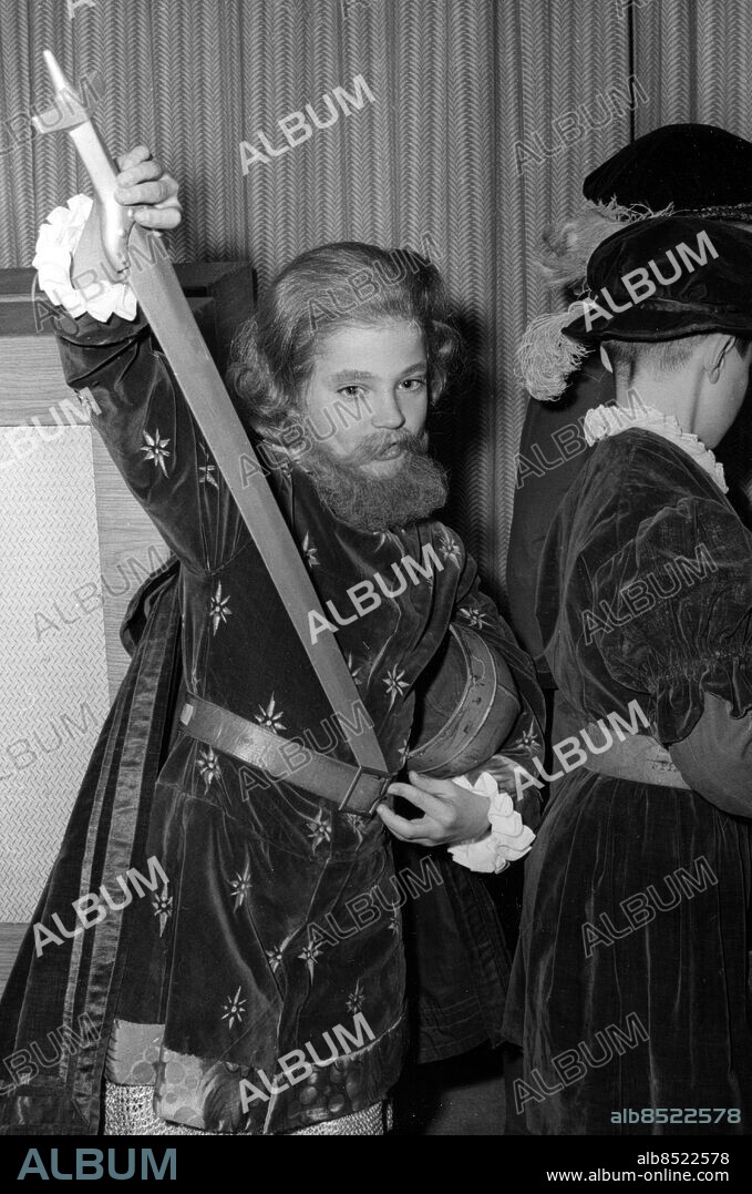 1958. Kronprins Carl Gustaf förvandlad till Birger Jarl med peruk, skägg, knävelborrar och 1200-talskostym. Han agerade med stor inlevelse på skolavslutningen i Broms skola där farfar satt på första bänk.. Foto: Pressens Bild Kod: 194 . COPYRIGHT SCANPIX Swedish King Carl XVI Gustaf will be celebrating his 70th birthday on April 30, 2016.