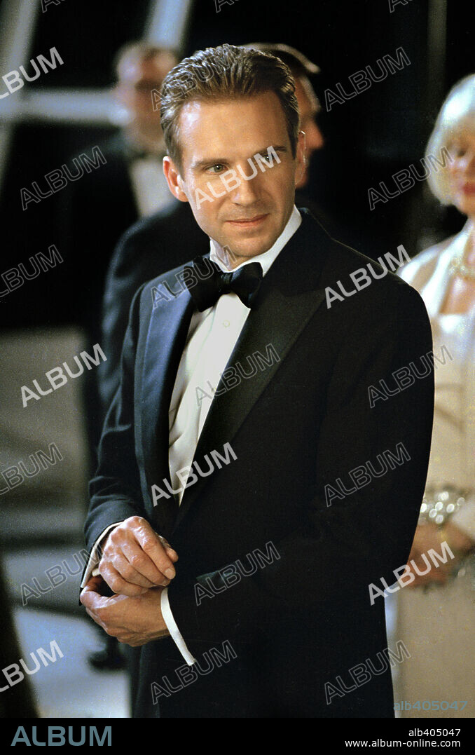 RALPH FIENNES in MAID IN MANHATTAN, 2002, directed by WAYNE WANG. Copyright COLUMBIA PICTURES.