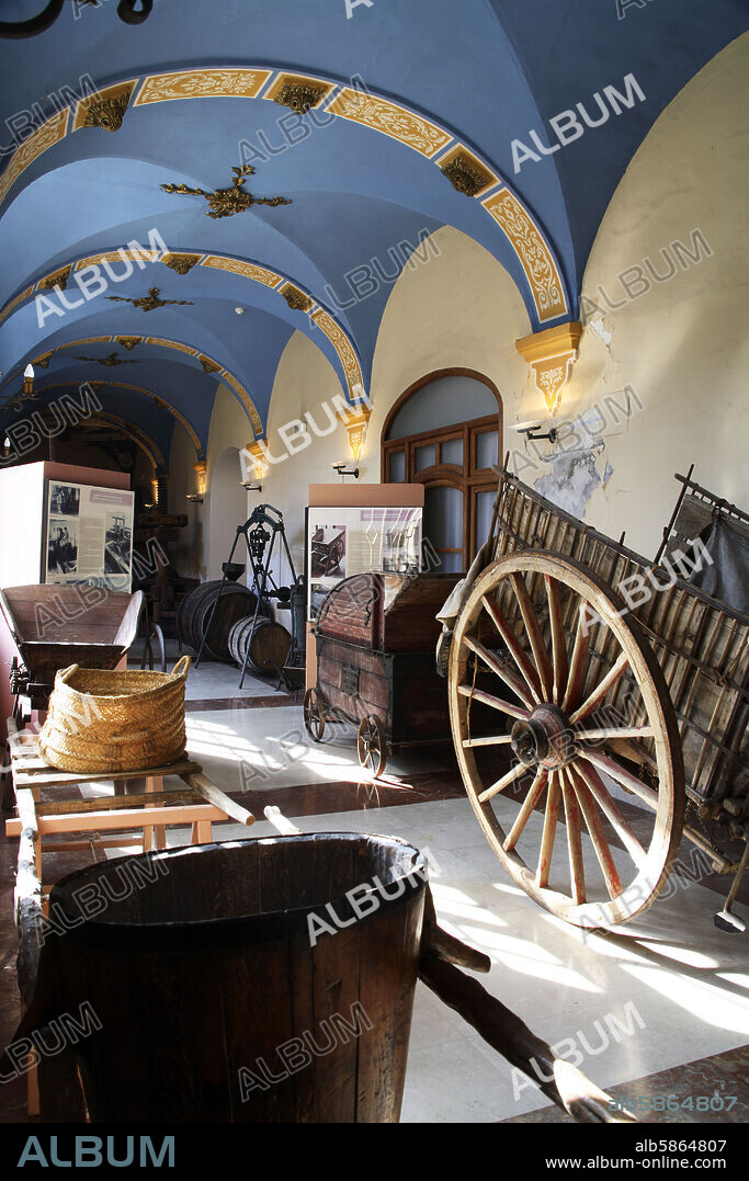 Requena; Museo del vino en claustro de antiguo Convento del Carmen.