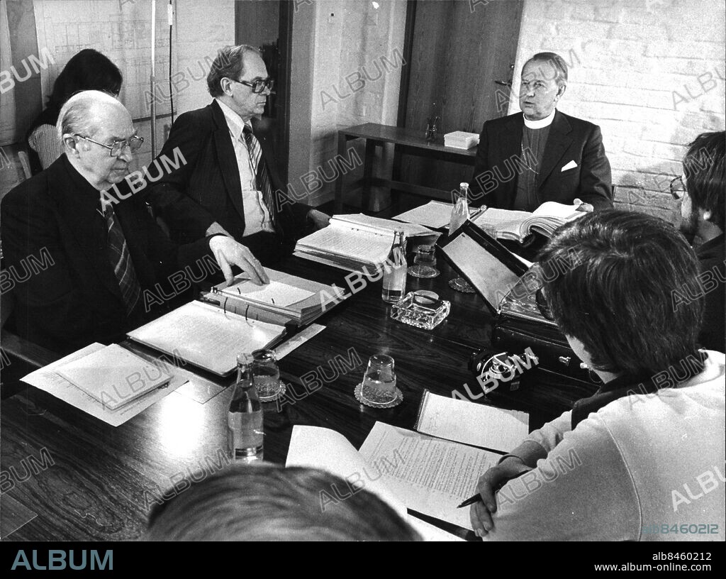 Stockholm 1979-04-19. Biskoparna Olle Nivenius och Sven Ingebrand tillsammans med ärkebiskop Olof Sundby på biskopsmötets presskonferens . Foto: Gunnar Lantz / SvD / TT / kod 12014.