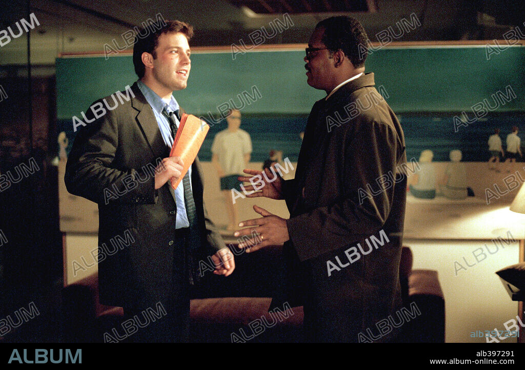 BEN AFFLECK and SAMUEL L. JACKSON in CHANGING LANES, 2002, directed by ROGER MICHELL. Copyright PARAMOUNT PICTURES / HAYES, KERRY.