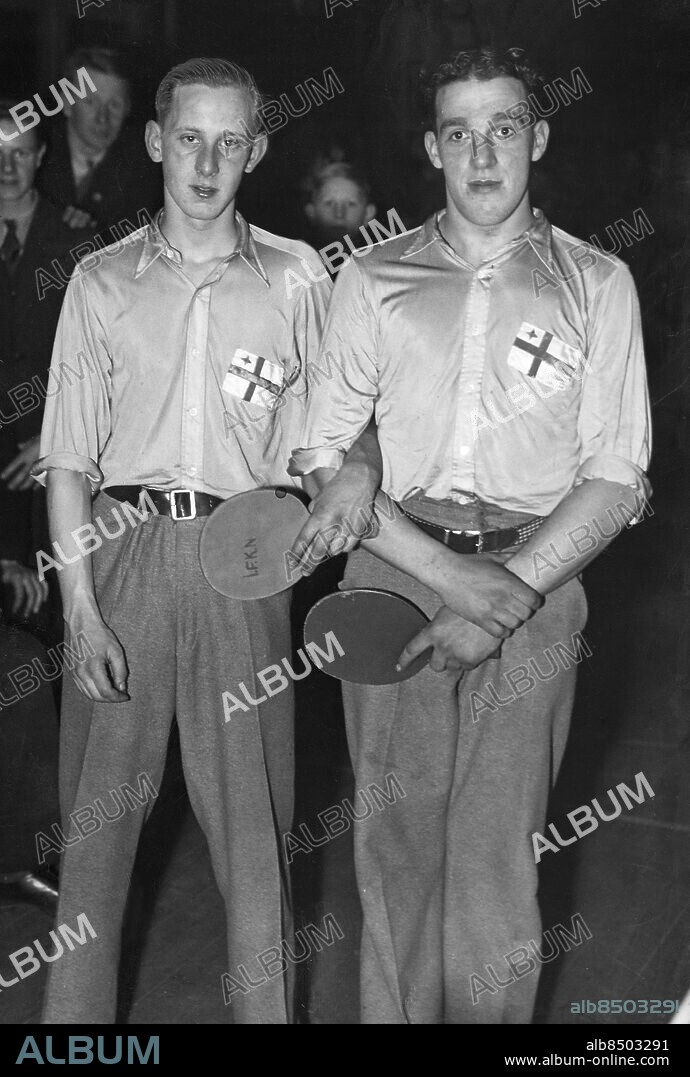 NORRKÖPING omkring 1940.. Bordtennisspelarna Tage Flisberg (tv) och Andersson, under SM i bordtennis.. Foto: AB Text & Bilder / SVT / Kod: 5600. Mapp: Flisberg, Tage. Pingis Racketar.