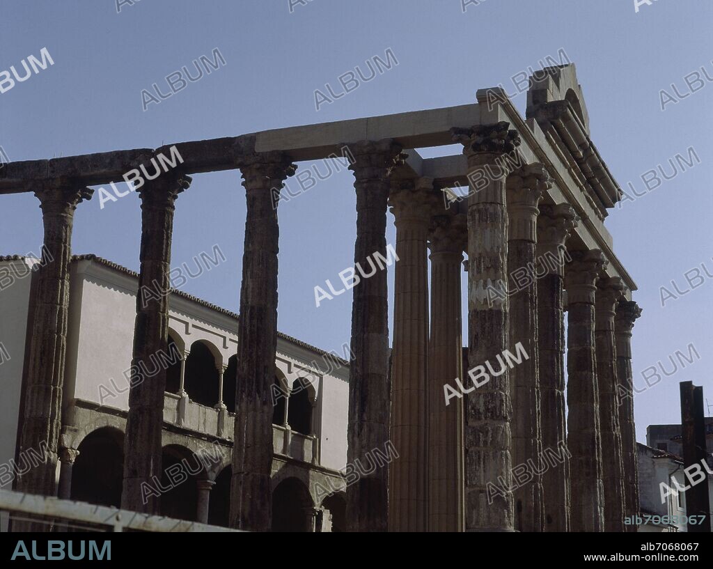 TEMPLO ROMANO DE LOS SIGLOS I O II TAMBIEN LLAMADO TEMPLO DE AUGUSTO.