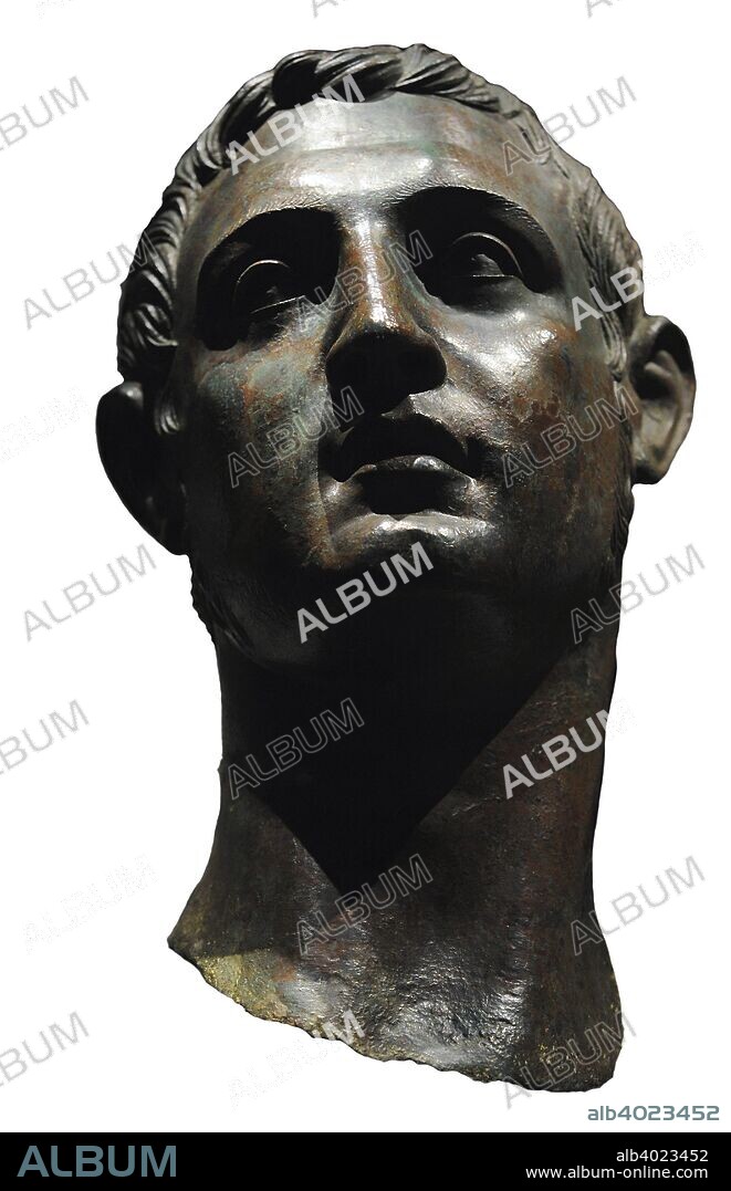 Cabeza de hombre joven, parte de un grupo escultórico. Bronce. Finales del siglo II-principios del siglo I a. C. Hallada en el Templo B de Azaila. Cabezo de Alcalá (Azaila, provincia de Teruel, Aragón). Museo Arqueológico Nacional. Madrid. España.