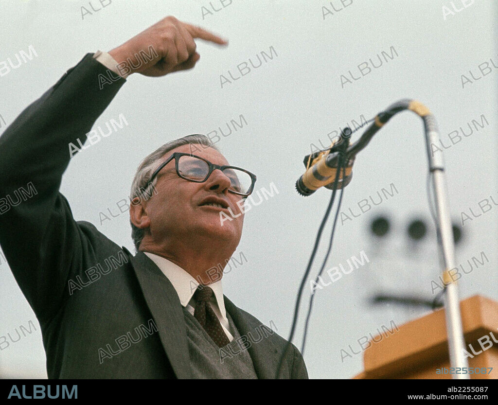 LUCA DE TENA BRUNET , TORCUATO. ESCRITOR Y PERIODISTA ESPAÑOL 1923 1999. FOTOGRAFIA DURANTE UN MITIN POLITICO CON ALIANZA POPULAR. AÑO 1977.