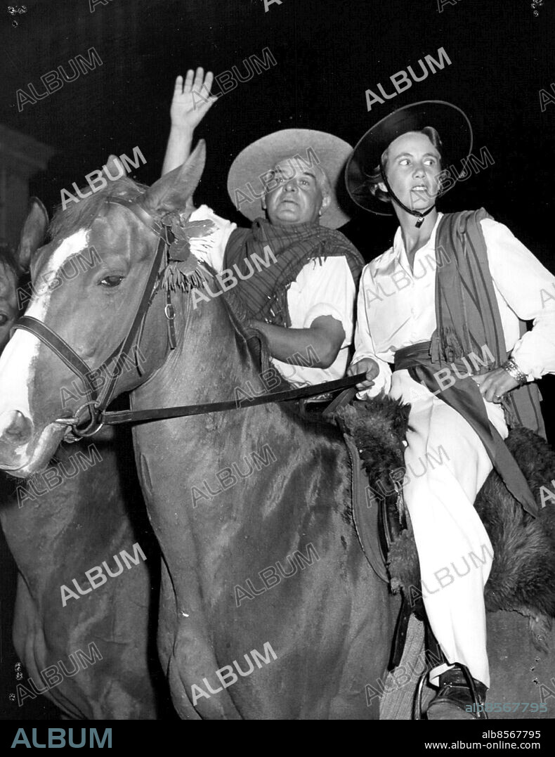 Stockholm 1947-09-07. Artisten Evert Taube och författaren Vera Siöcrona rider genom Gamla Stan som Fritiof Andersson och Carmencita . Foto: SvD / TT / kod 12014.