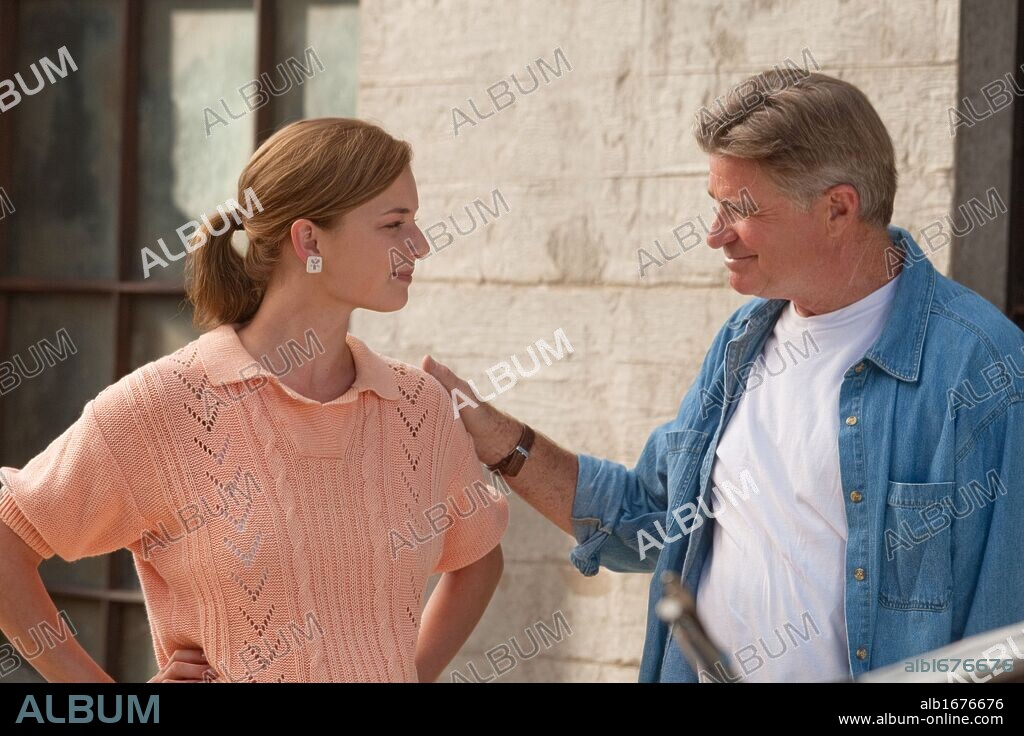 EMILY VANCAMP y TREAT WILLIAMS en BEYOND THE BLACKBOARD, 2011, dirigida por JEFF BLECKNER. Copyright HALLMARK HALL OF FAME PRODUCTIONS.