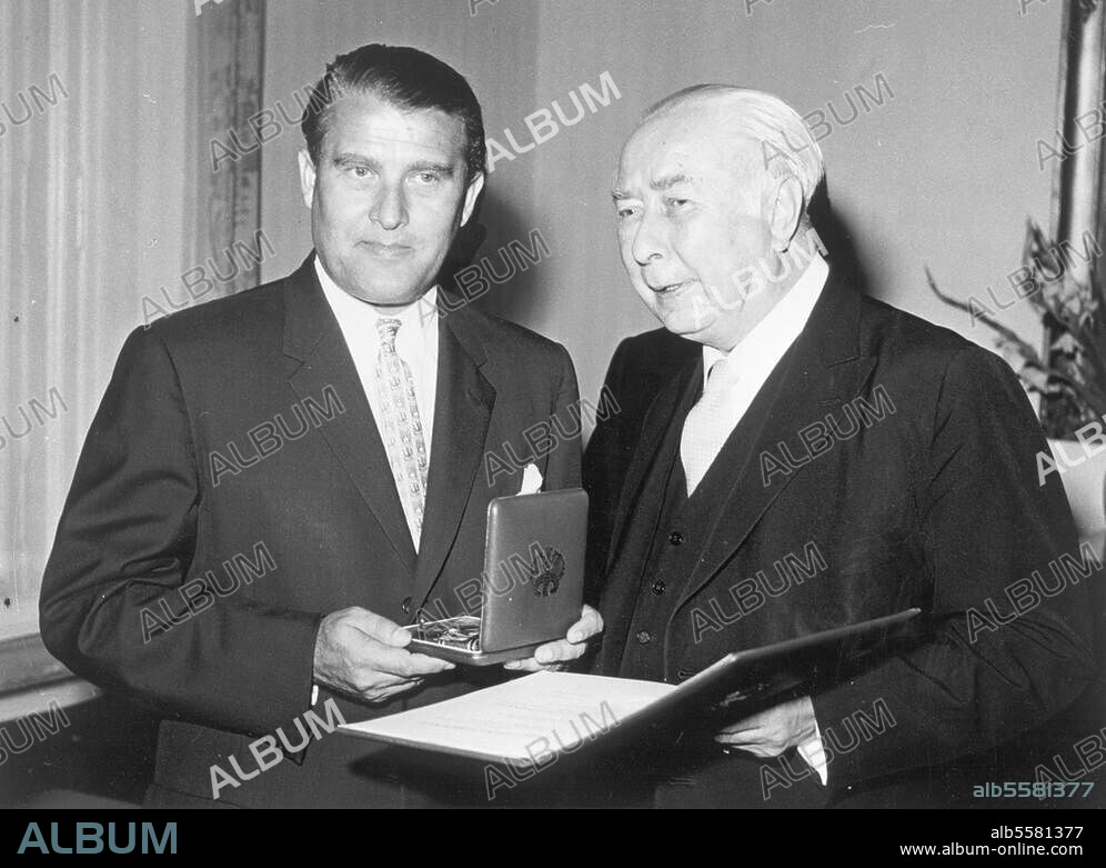 Braun, Wernher Freiherr von Physiker und Raketenkonstrukteur. 1912-1977. Wernher von Braun erhält aus der Hand von Bundespräsident Theodor Heuss das Bundesverdienstkreuz. Foto, 4. September 1959.