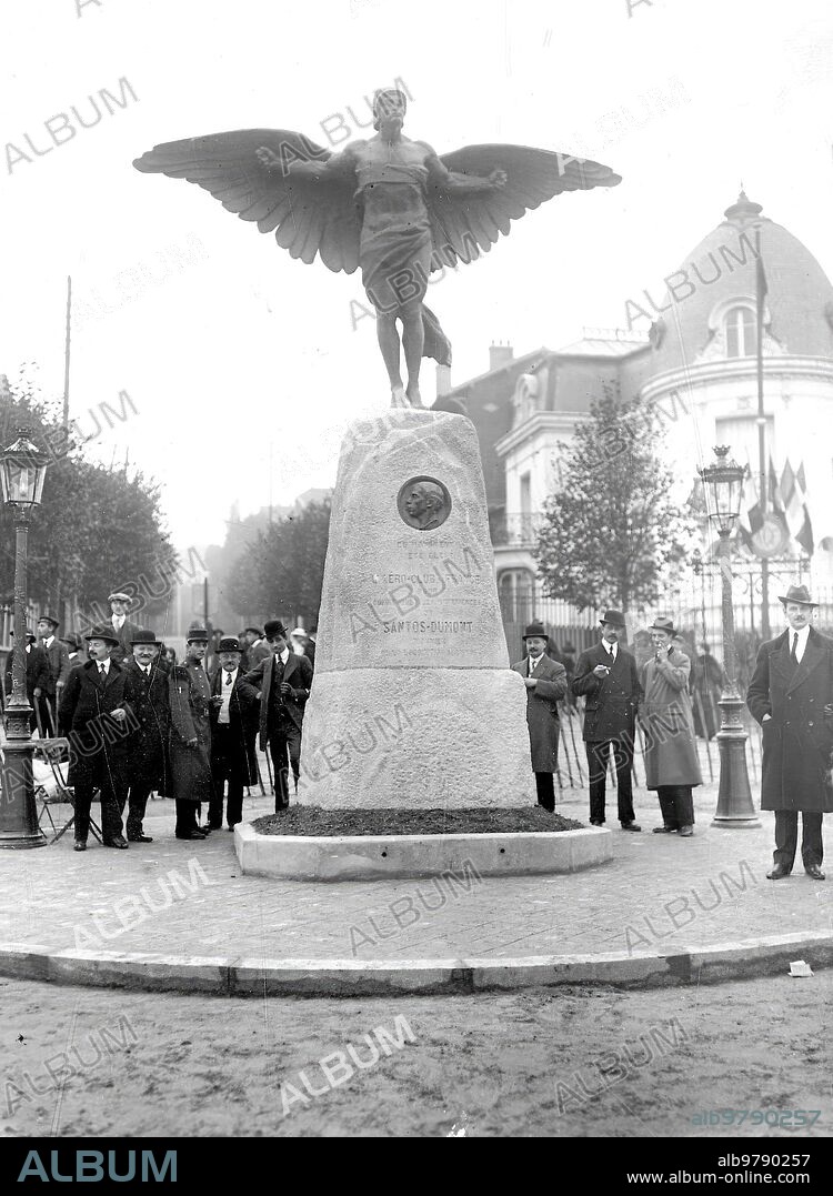 Homenaje A Santos Dumont. Monumento Erigido en Saint-Cloud (Paris), por el Aéreo-club de Francia en conmemoración de las Experiencias de locomoción Aérea, Realizadas por Santos Dumont en 1901 y 1906.