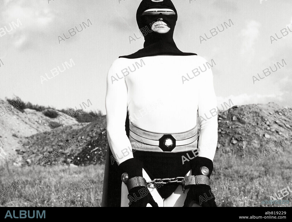 THE INCREDIBLE PARIS INCIDENT, 1967 (COME RUBARE LA CORONA D'INGHILTERRA), directed by SERGIO GRIECO. Copyright FIDA.