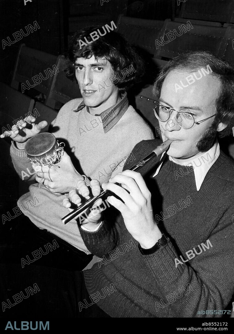 Fr v Jacques Werup och Frans Sjöström. Med trumma resp flöjt. Werup Jacques författare musiker Malmö Portr Sit 1972. Sjöström Frans musik Malmö . Foto: Sydsvenskan / IBL Bildbyrå.