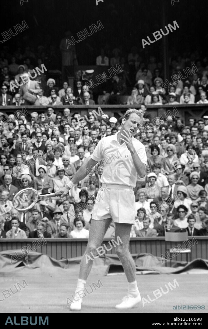 FRED STOLLE MEN'S SINGLES FINALS TENNIS PLAYER IN ACTION AT TOURNAMENT IN WIMBLEDON INTERNATIONAL TENNIS CHAMPIONSHIPS COMPETITION IN LONDON/ ;. 5 JULY 1963.