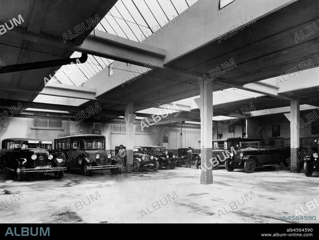 Storage vehicles for tourism, turin, piedmont, Italy 1910-20.