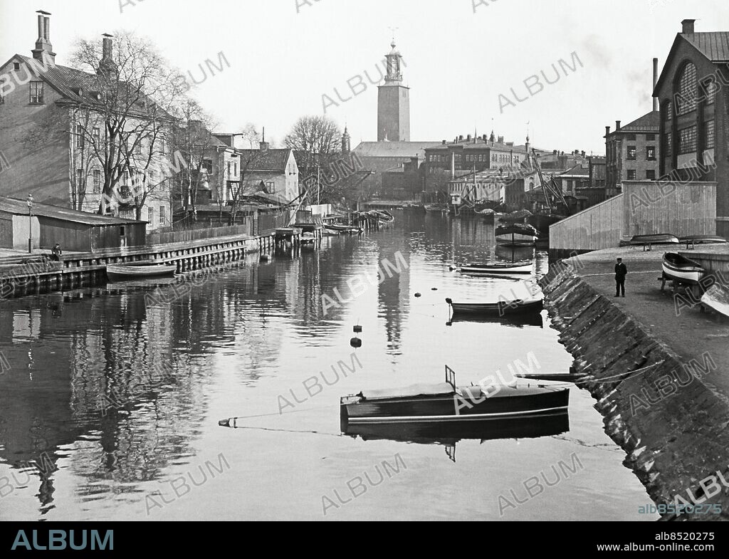 STOCKHOLM 1927-01-01. Klaraviken mot söder från gamla Kungsbron. Blekholmen till vänster, och Kungsholmen med Bolinders fabriksanläggning till höger. I fonden syns Serafimerlasarettet och Stadshuset. Klara bay between Kungsholmen and Blekholmen in Stockholm.. Fotograf okänd / Foto: TT / Kod 1900.