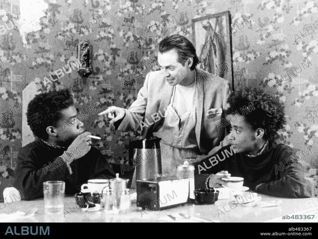CINQUÉ LEE, JOIE LEE and STEVE BUSCEMI in COFFEE AND CIGARETTES, 2003, directed by JIM JARMUSCH. Copyright UNITED ARTISTS / JARMUSCH, JIM.