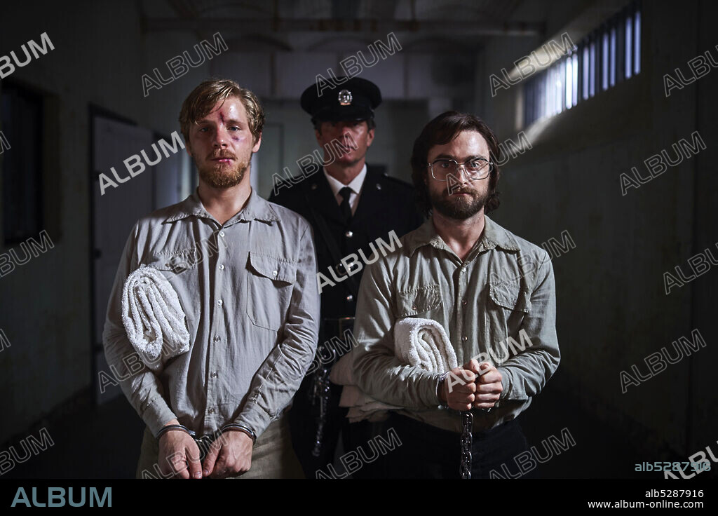 DANIEL RADCLIFFE et DANIEL WEBBER dans ESCAPE FROM PRETORIA, 2020, réalisé par FRANCIS ANNAN. Copyright Spier Films / Premiere Picture.