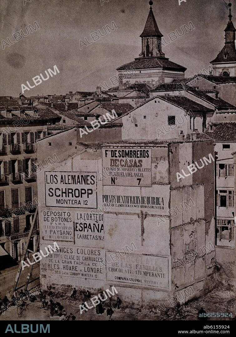 ANUNCIOS EN LA PUERTA DEL SOL DURANTE LA REFORMA - CALLE DE LA MONTERA - AL FONDO LA TORRE DE LA IGLESIA DE S LUIS - 1859.