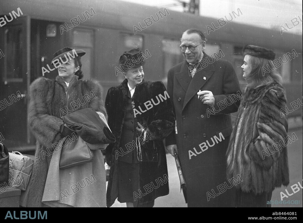 GÖTEBORG 1943-04-15.. Esther Roeck Hansen, Elsa Carlsson, Harry Roeck Hansen och Eva Henning - Centralstationen. Det är Blancheteaterns ensemble som kommit till staden. *** Local Caption *** GT Låda 1943-mars-april-maj-jun-jul-aug- Foto: Kamerareportage / TT / Kod: 2524.