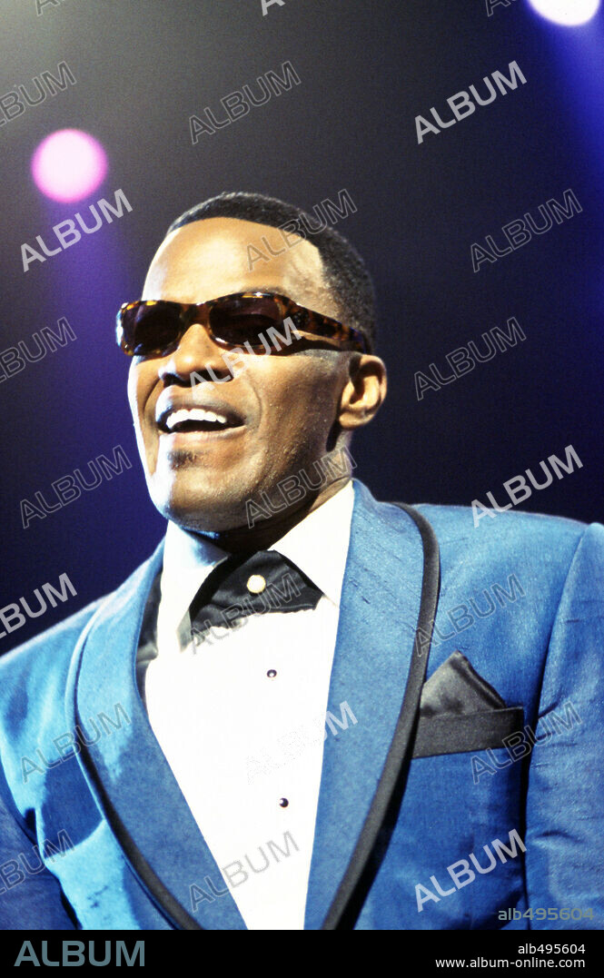 JAMIE FOXX in RAY, 2004, directed by TAYLOR HACKFORD. Copyright UNIVERSAL STUDIOS.