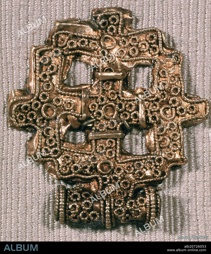 HEBILLA EN FORMA DE CRUZ:LAMINA DE ORO-ORFEBRERIA WIKINGA S XI.