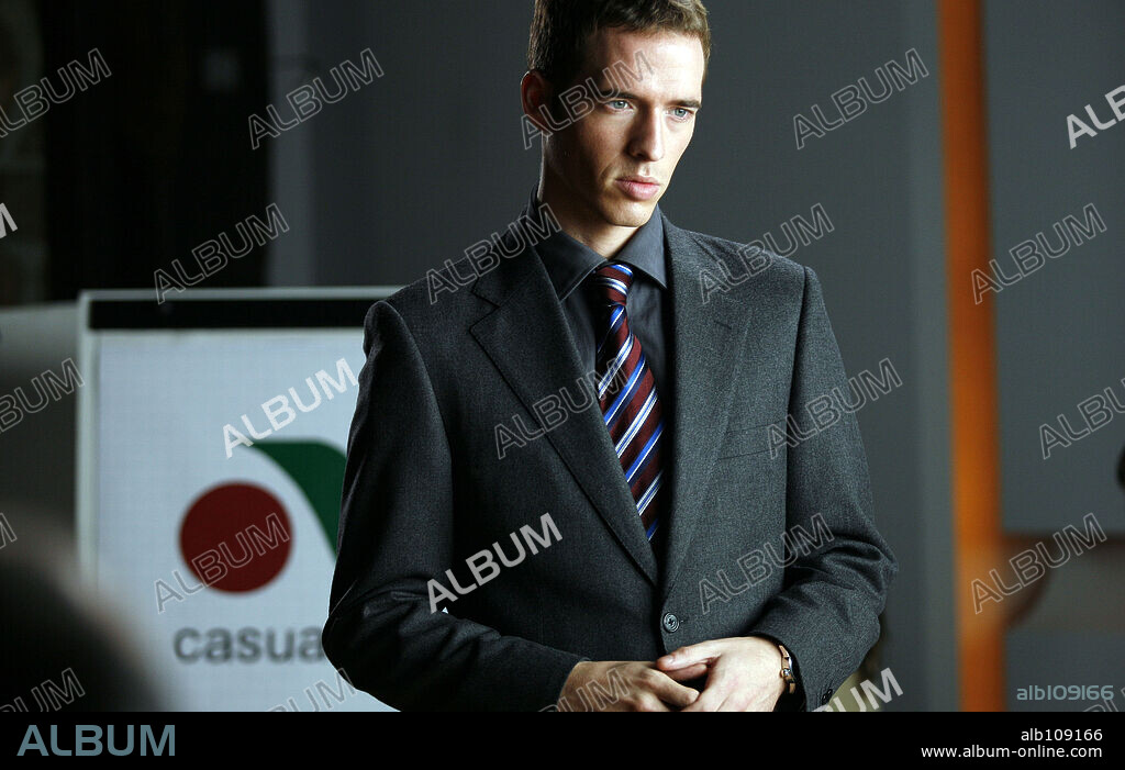 JAVIER RIOS en CASUAL DAY, 2007, dirigida por MAX LEMCKE. Copyright ESTUDIOS PICASSO/MONTFORT PRODUCCIONES/VIDENTIA FRAMES.
