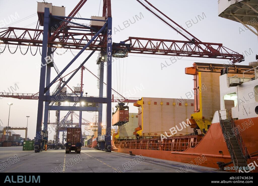 Loading cargo containers in ship, Port of Bilbao, Santurtzi. Biscay, Euskadi, Spain.