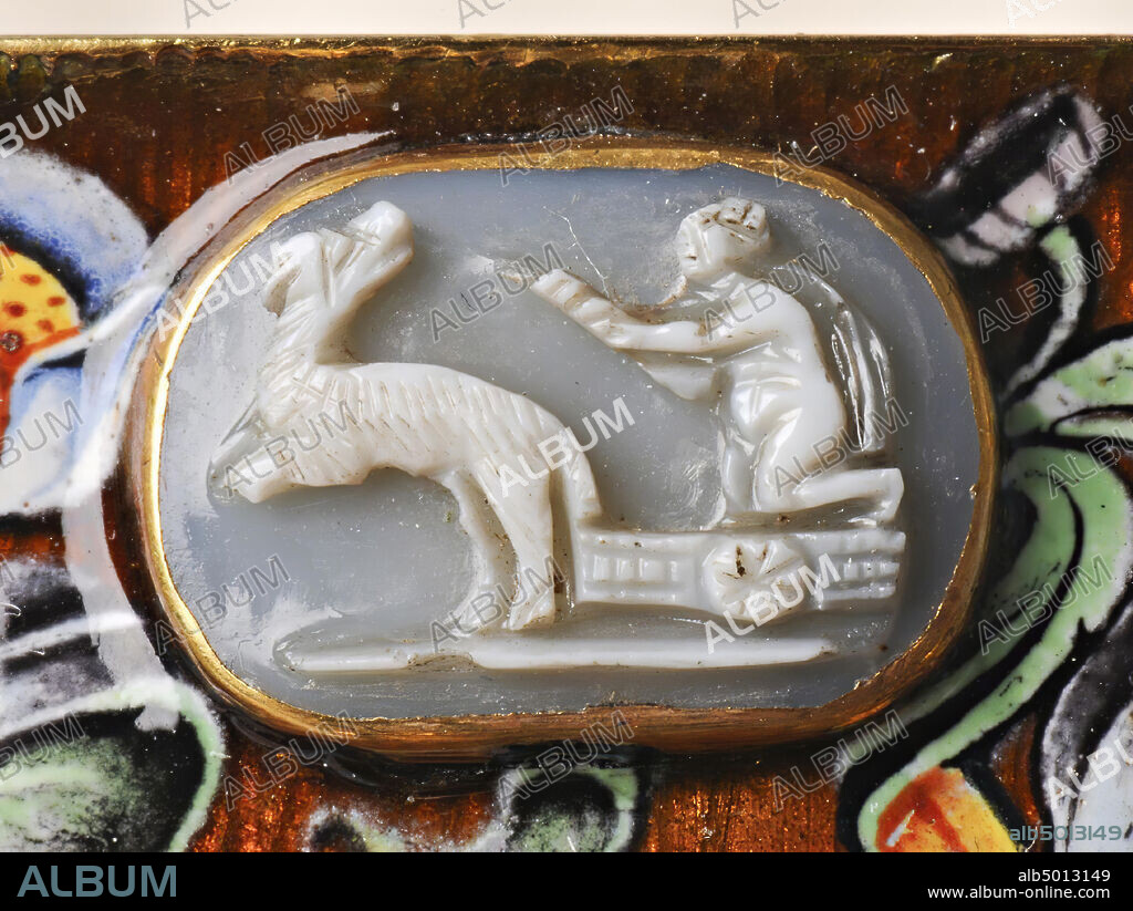 Vz: a naked woman kneeling on a wagon, she kneels slightly forward and has in her hands an unidentified object, the wagon is pulled by a prancing, hairy animal with a big mouth (dog?) That heads turned back, ground line., cameo, chalcedony (?), Color: gray blue.