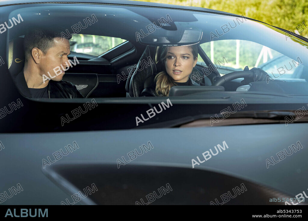 MARK WAHLBERG and SOPHIE COOKSON in INFINITE, 2021, directed by ANTOINE FUQUA. Copyright Di Bonaventura Pictures / Paramount Pictures.